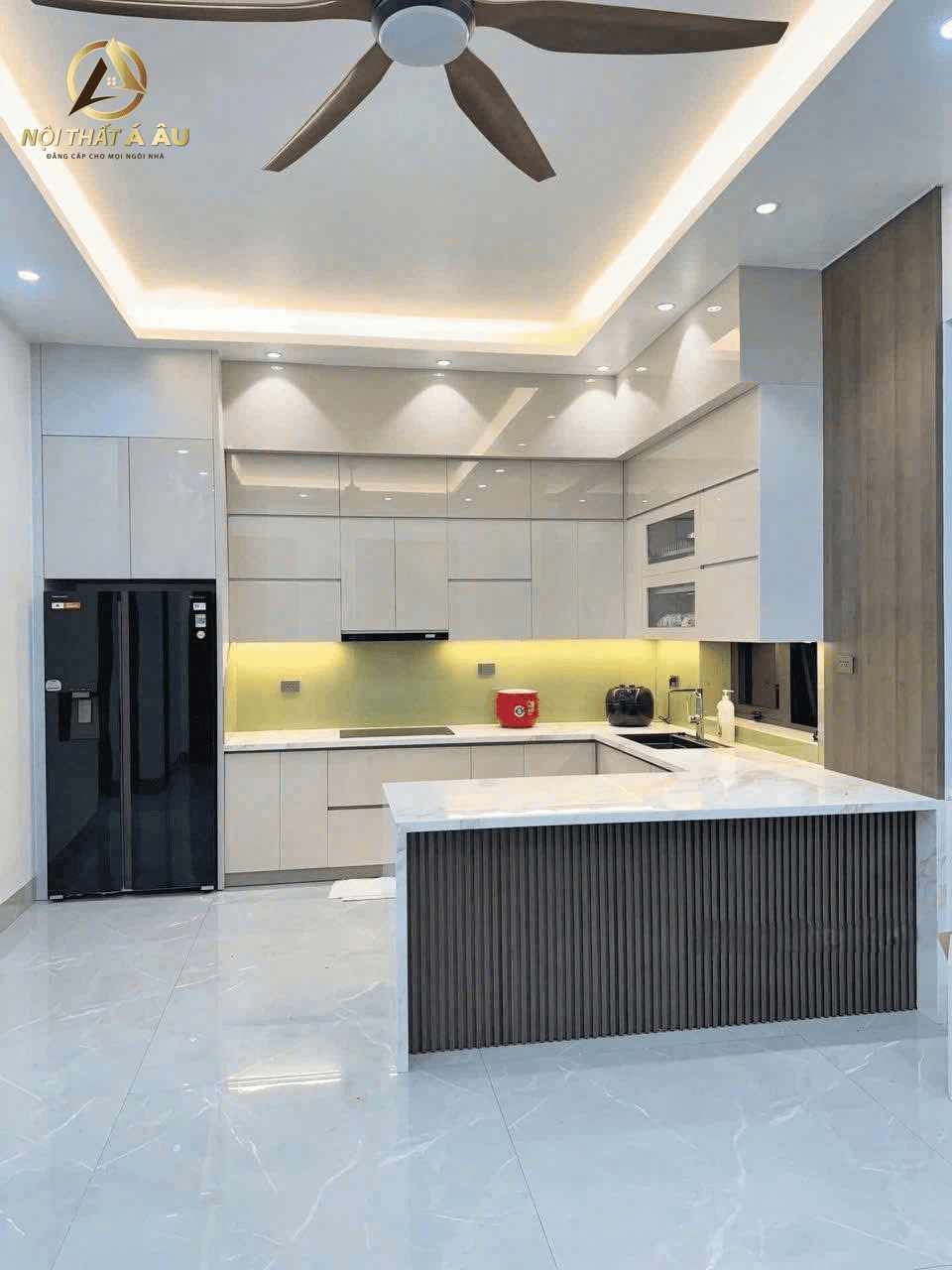 tủ bếp màu trắng kem