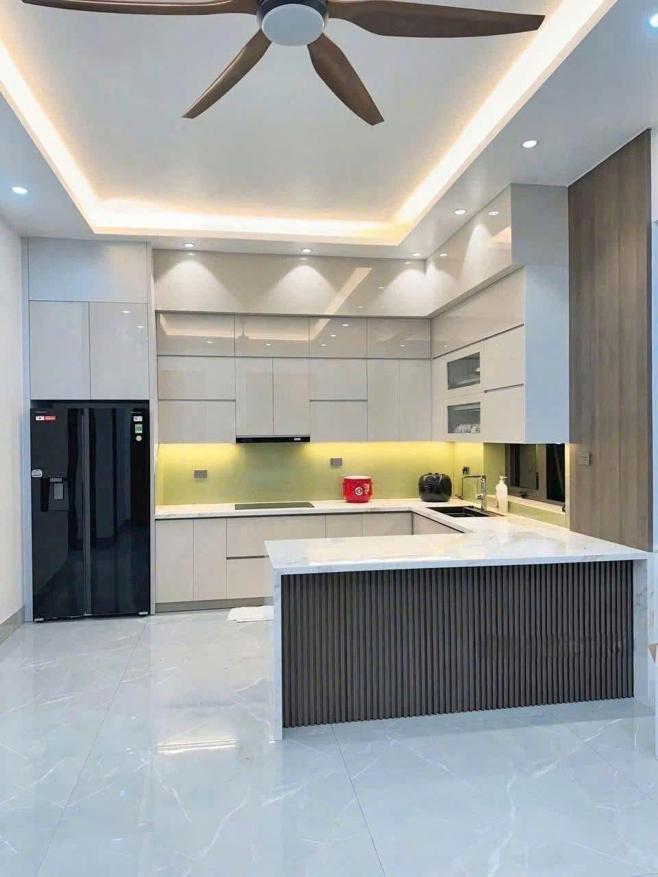 TỦ BẾP NHỰA (ARCYLIC) - TBARC28